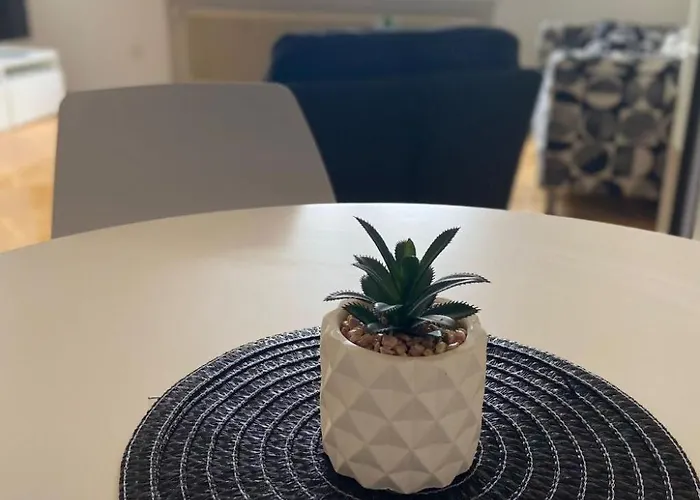 In Zentraler Lage - Nur Wenige Minuten Zum Und Stadt By Interhome *