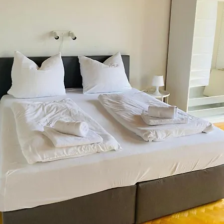 Apartment In Zentraler Lage - Nur Wenige Minuten Zum Und Stadt By Interhome *